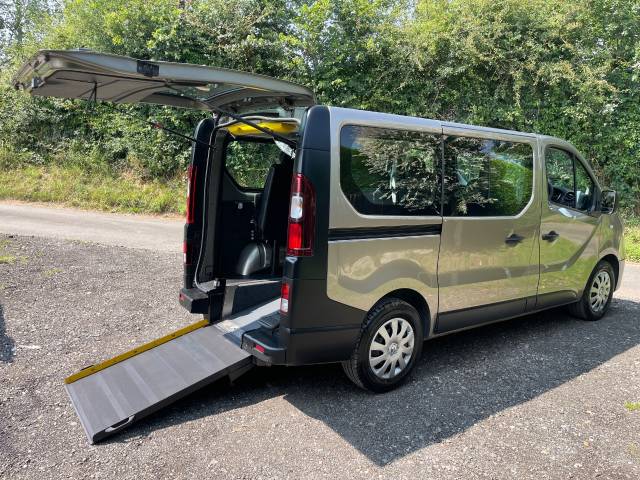 Renault Trafic 2.0 SL28 ENERGY dCi 120 WHEELCHAIR ACCESSIBLE VEHICLE 7 SEATS Wheelchair Adapted Diesel Beige