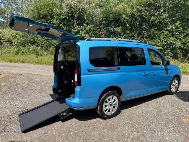Ford Grand Tourneo Connect 1.5 EcoBoost 115 Titanium 5dr AUTOMATIC WHEELCHAIR ACCESSIBLE VEHICLE 5 SEATS Wheelchair Adapted Petrol Blue