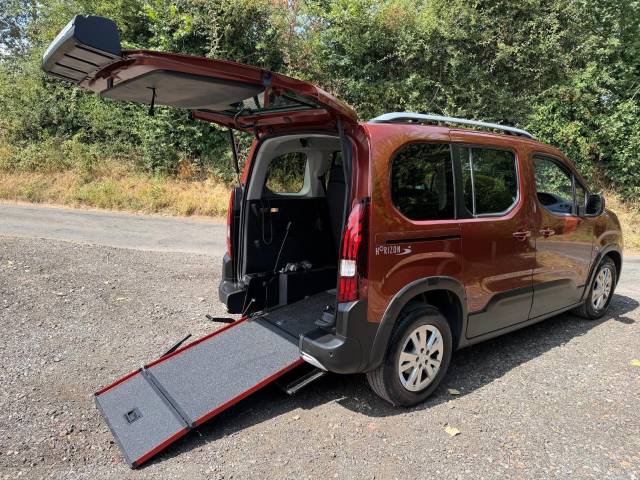 Peugeot Rifter 1.2 PureTech 130 Allure Premium AUTOMATIC PETROL Wheelchair Adapted Petrol Bronze
